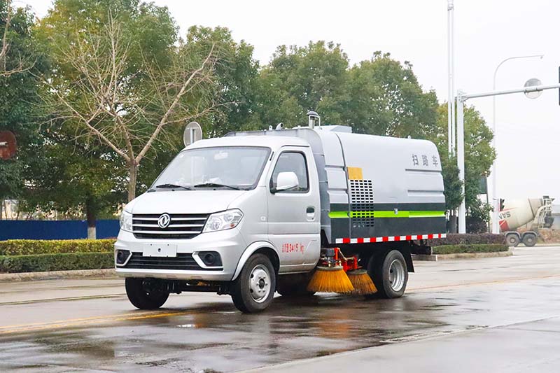 Дорожная подметально-уборочная машина Dongfeng Xiaokang