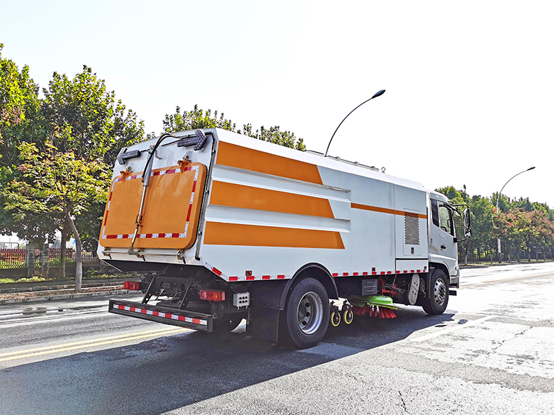 Дорожная подметально-уборочная машина Dongfeng Tianjin