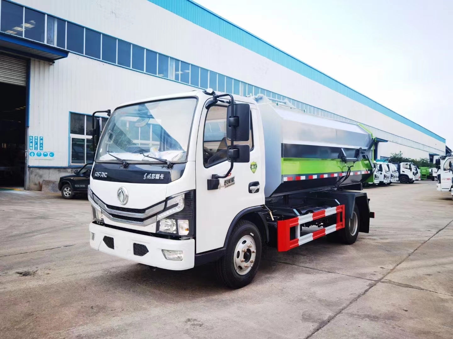 Dongfeng Dolica 7-party blue plate side-mounted bucket rubbish truck