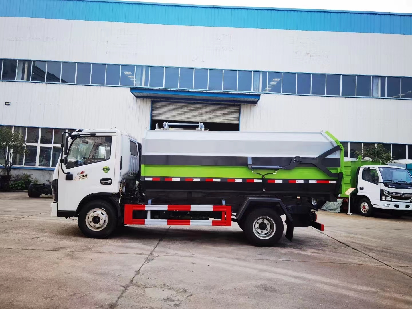 Dongfeng Dolica 7-party blue plate side-mounted bucket rubbish truck