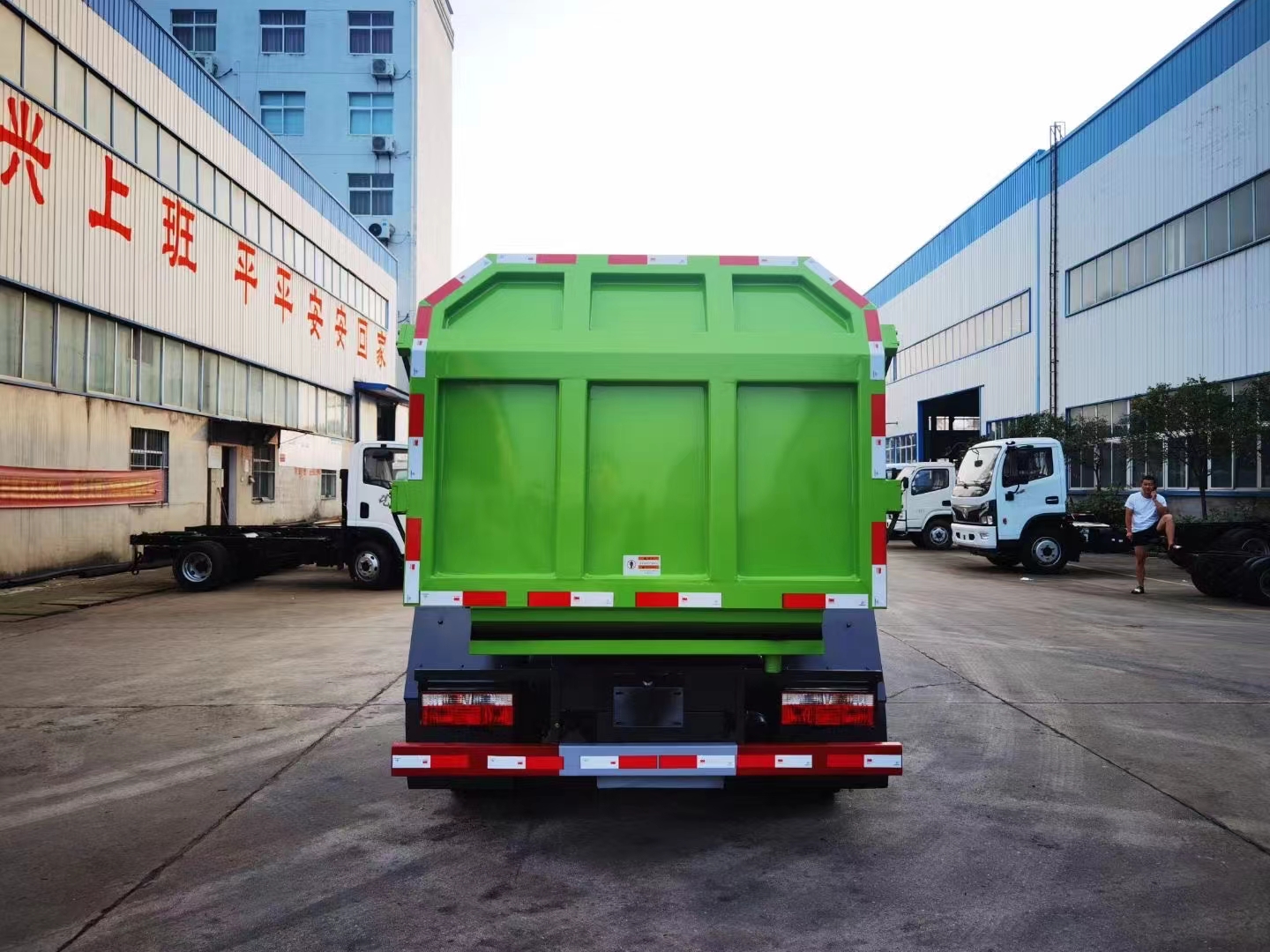 Dongfeng Dolica 7-party blue plate side-mounted bucket rubbish truck