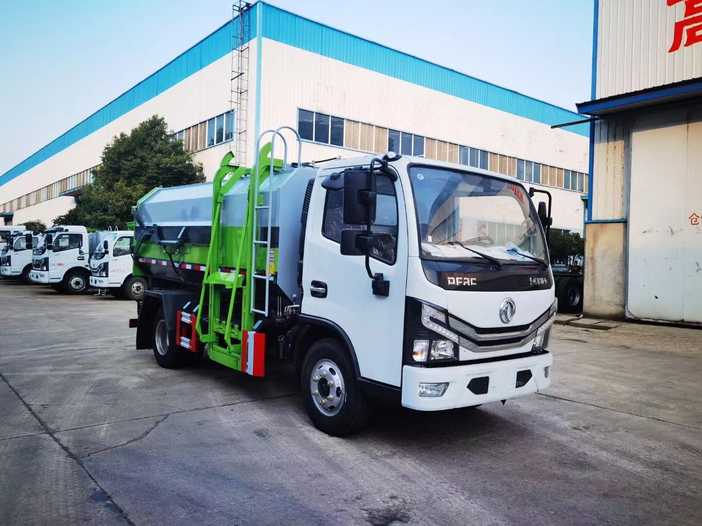 Dongfeng Dolica 7-party blue plate side-mounted bucket rubbish truck