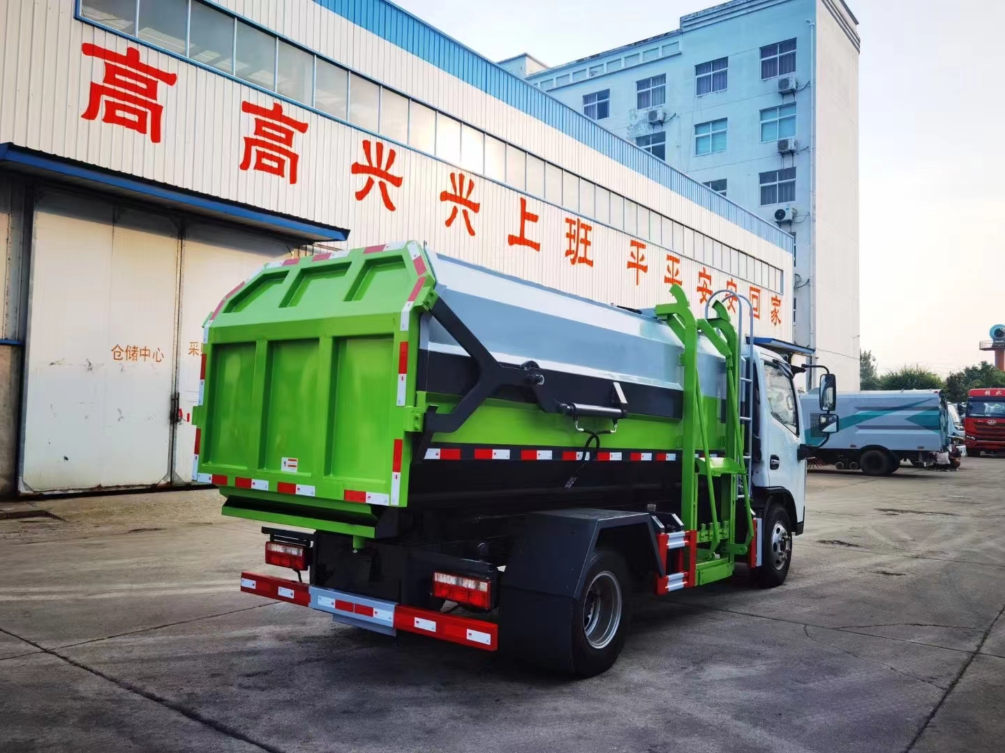 Dongfeng Dolica 7-party blue plate side-mounted bucket rubbish truck