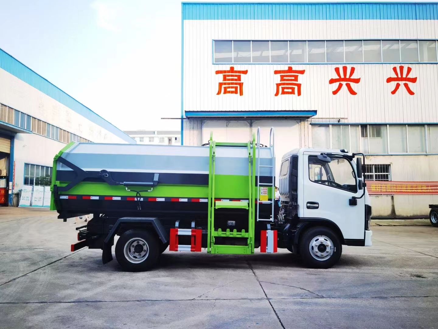 Dongfeng Dolica 7-party blue plate side-mounted bucket rubbish truck