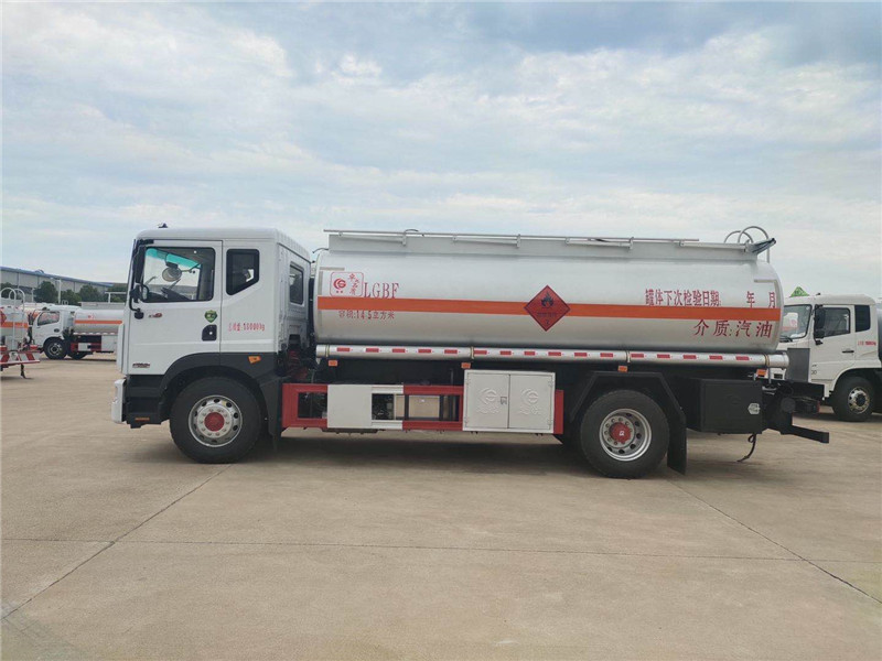 Топливозаправщик Dongfeng D9