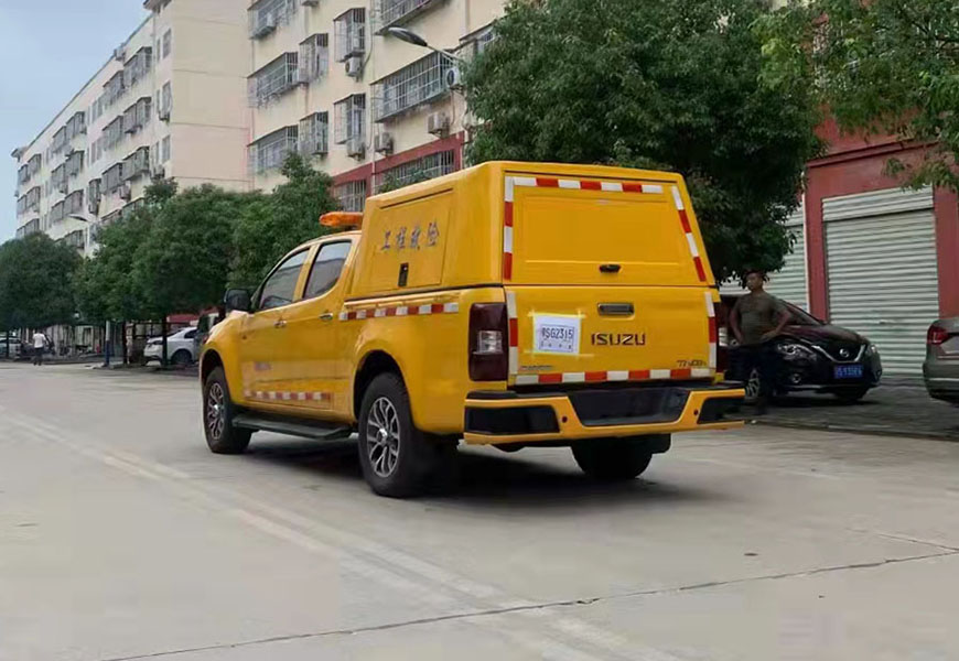 Пикап Isuzu из Цинлинга